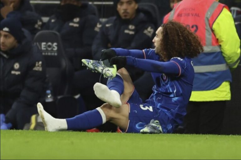 Cucurella tergelincir ketika menentang Spurs