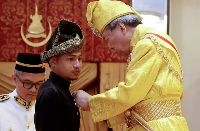 Faisal Halim terima pingat daripada Sultan Selangor