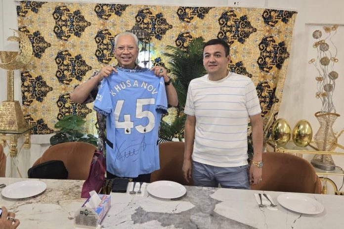 Khusanov hadiahkan jersi kepada cucu Annuar Musa.