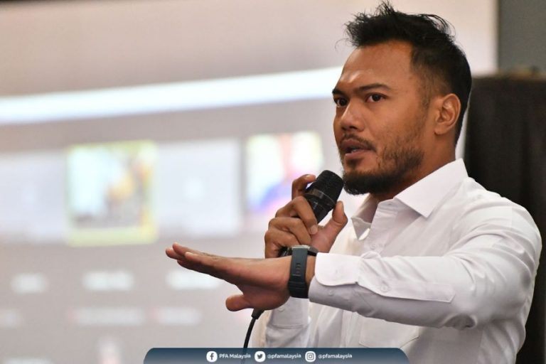 Safee Sali elak wartawan selepas selepas prosiding tuntutan hak hadanah di Mahkamah Tinggi Syariah Shah Alam.