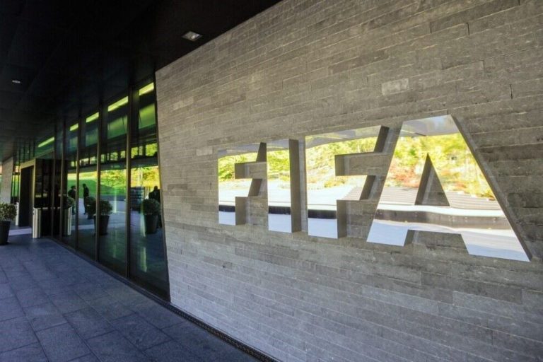 Dakwaan ibu pejabat FIFA berpindah ke Indonesia adalah tidak benar.