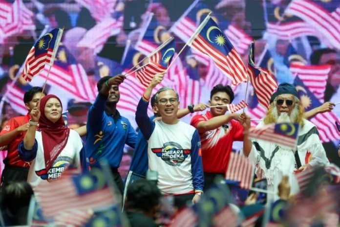 Fahmi Fadzil meminta orang ramai tidak bertindak sebagai plois, peguam atau hakim dalam isu-isu berbangkit.