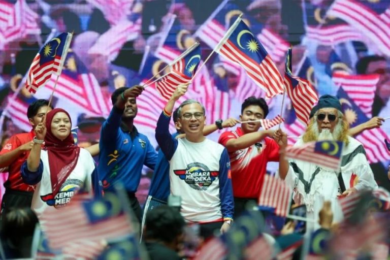 Fahmi Fadzil meminta orang ramai tidak bertindak sebagai plois, peguam atau hakim dalam isu-isu berbangkit.
