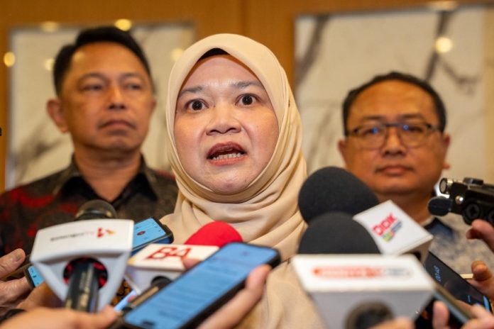Fadhlina Sidek KPM Tahun1 Fadhlina Sidek berkata Tahun 1 pada 6 tahun hanya untuk ibubapa yang bersedia sahaja.