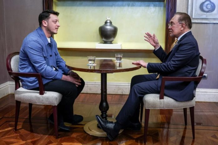 MEsut Ozil dan Anwar Ibrahim