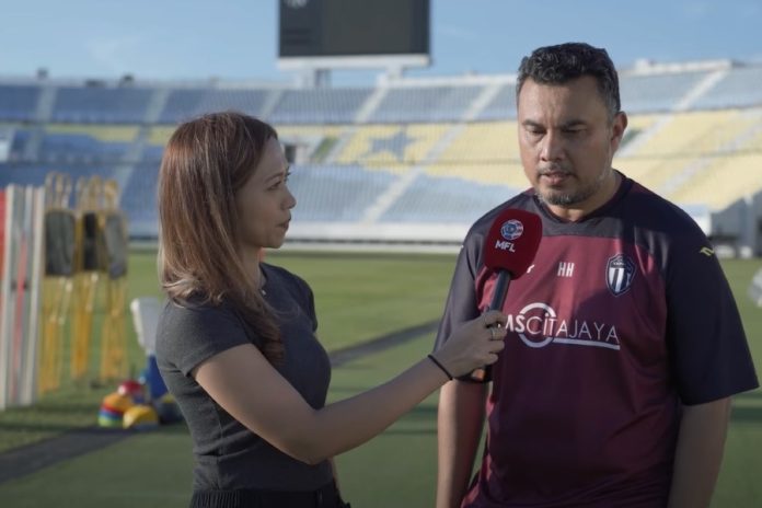 Tengku Hazman tundukkan pandangan ketika ditemubual