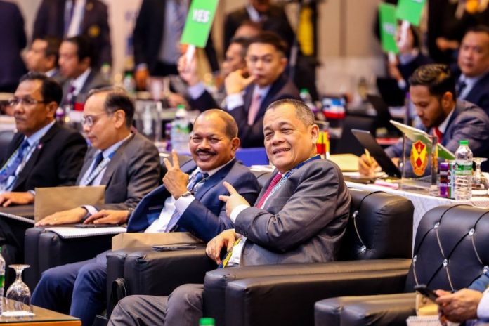 Hamidin Kongrs Hamidin minta lupakan sahaja isu kontroversi tujuh pemain warisan palsu.
